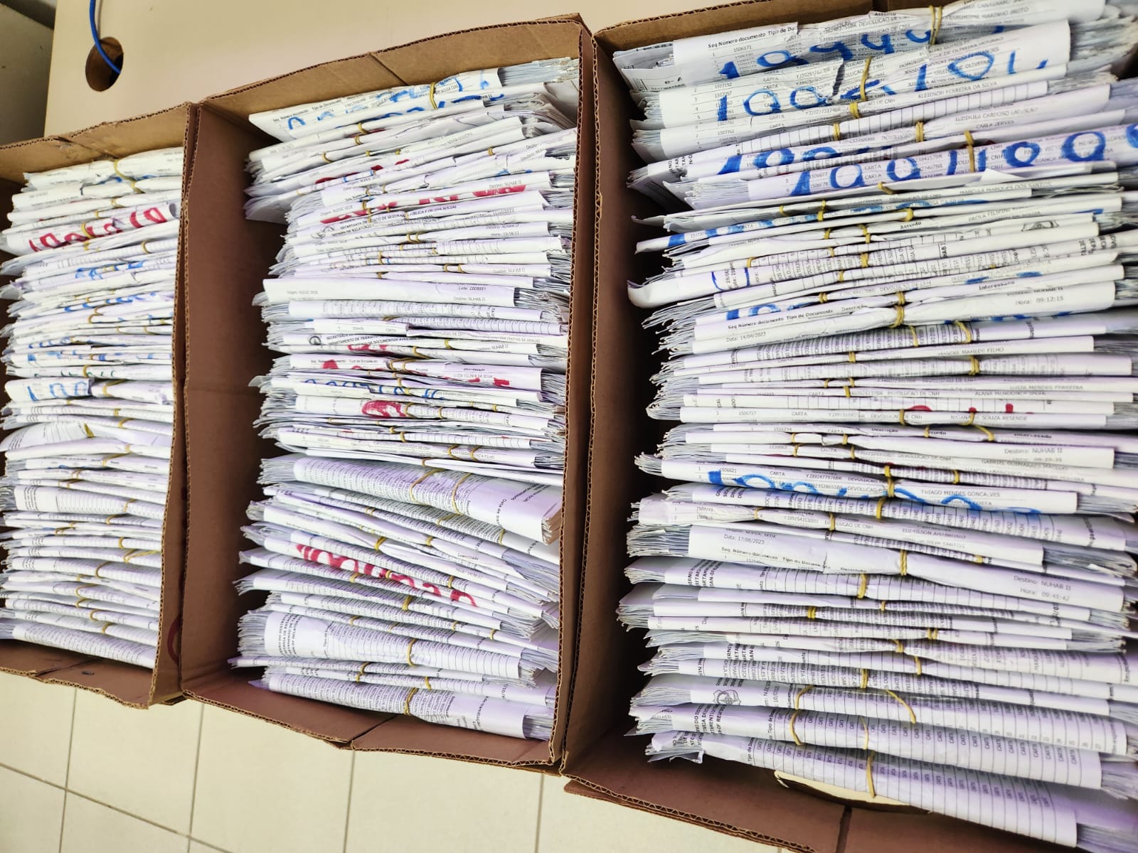 CNHs devolvidas pelos Correios aguardam retirada nos postos do Detran-DF