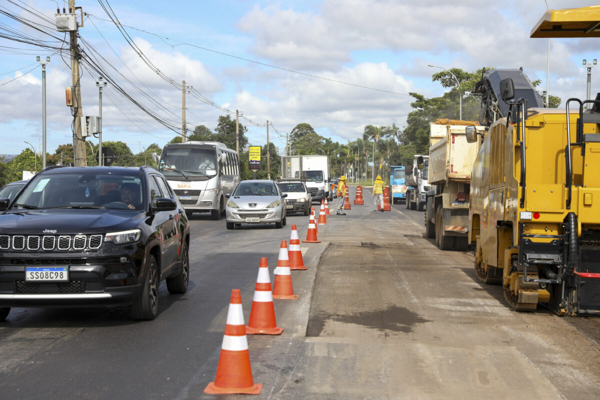 Fresagem prepara DF-009, no Lago Norte, para receber asfalto novo
