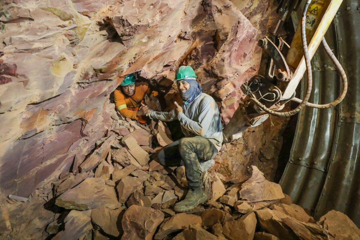 Equipes do Drenar DF rompem trecho de solo rígido em última etapa de escavações
