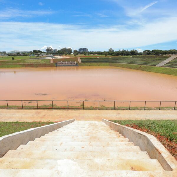 Bacia de detenção do Drenar DF embeleza Parque…