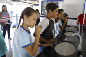 Estudantes aprendem sobre higiene bucal em ação do…