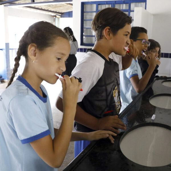 Estudantes aprendem sobre higiene bucal em ação do…