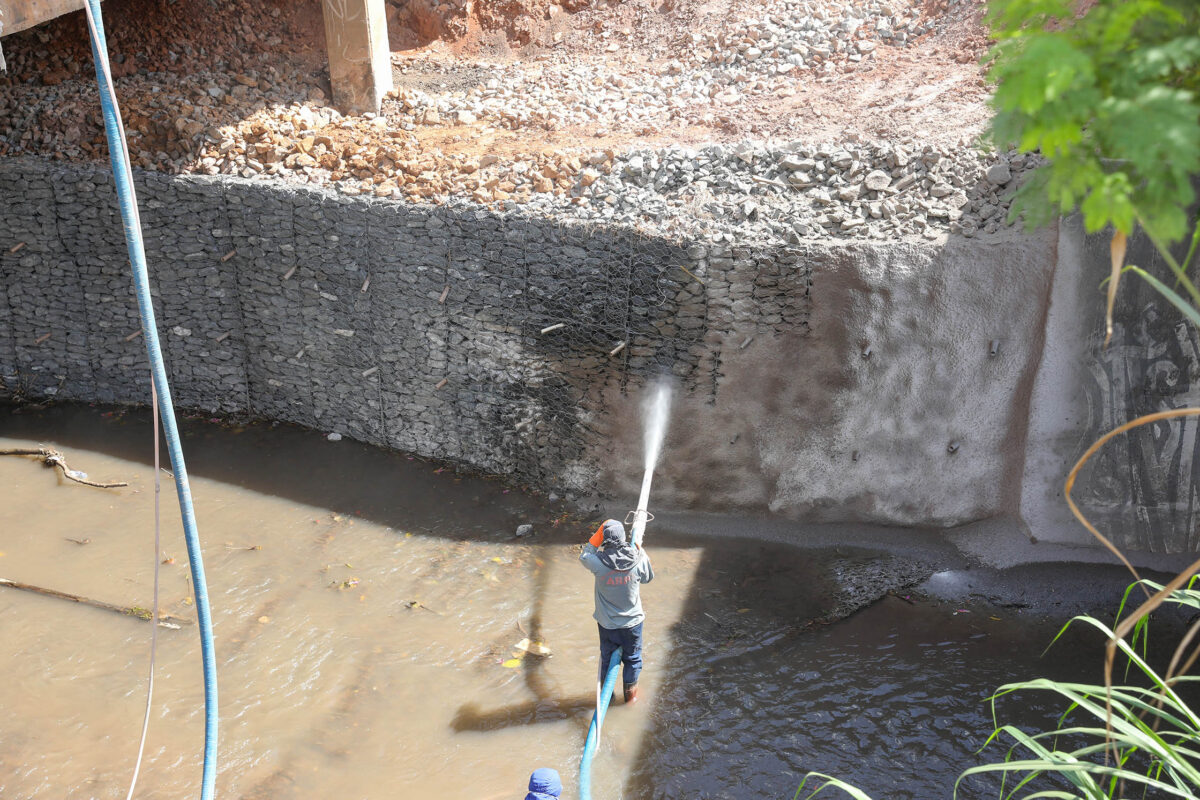 Muro de arrimo é construído para evitar problemas de erosão em ponte sobre o Córrego Samambaia