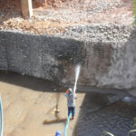 Muro de arrimo é construído para evitar problemas de erosão em ponte sobre o Córrego Samambaia