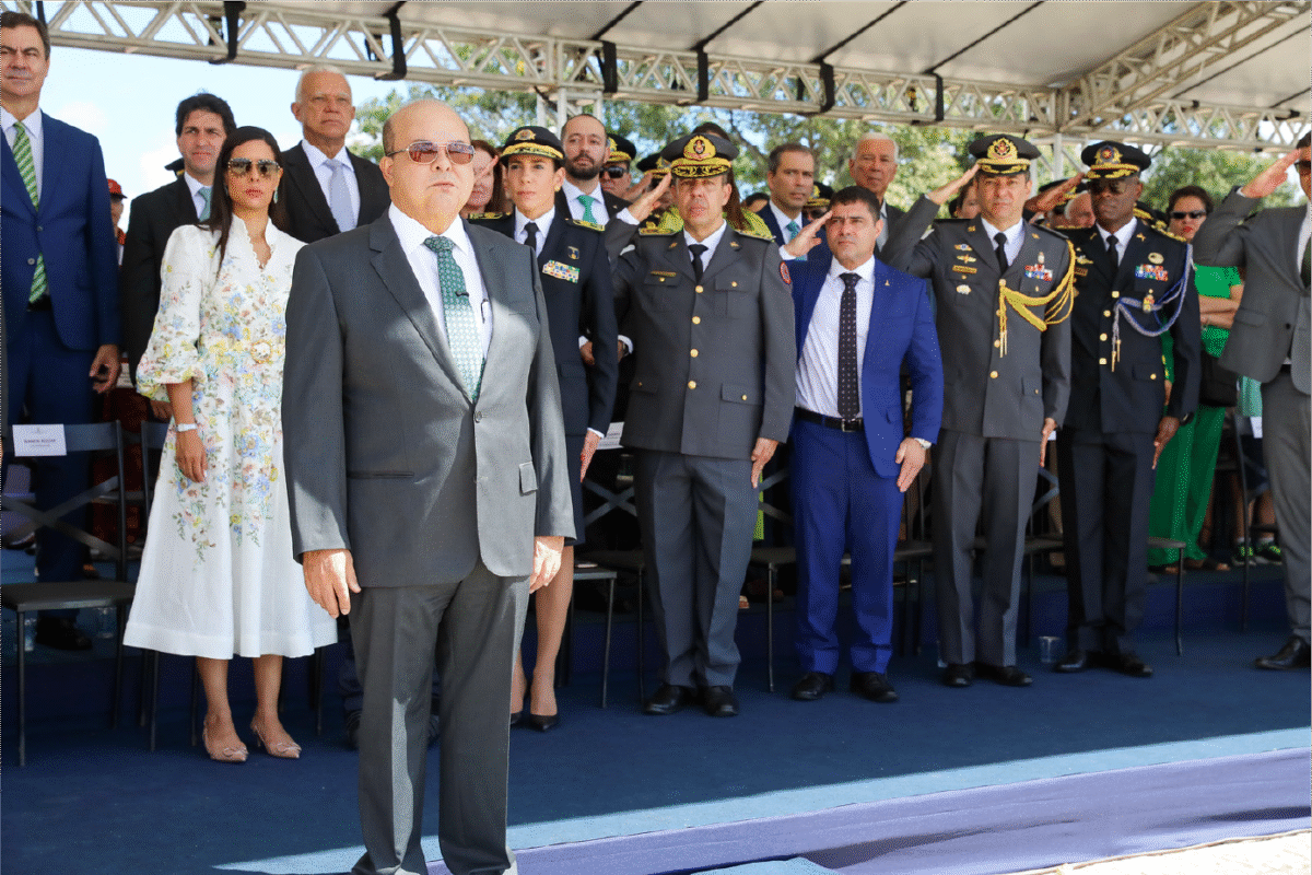 Troca da Bandeira atrai brasilienses e turistas em celebração aos 65 anos de Brasília