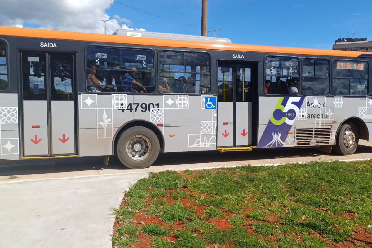 Ônibus do transporte público coletivo do DF são adesivados em homenagem aos 65 anos de Brasília