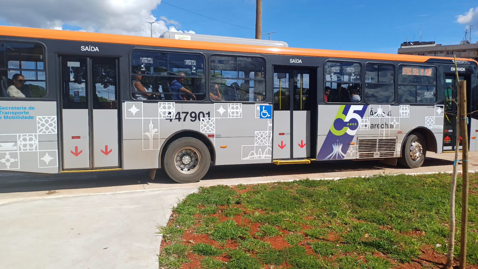 Ônibus do transporte público coletivo do DF são adesivados em homenagem aos 65 anos de Brasília