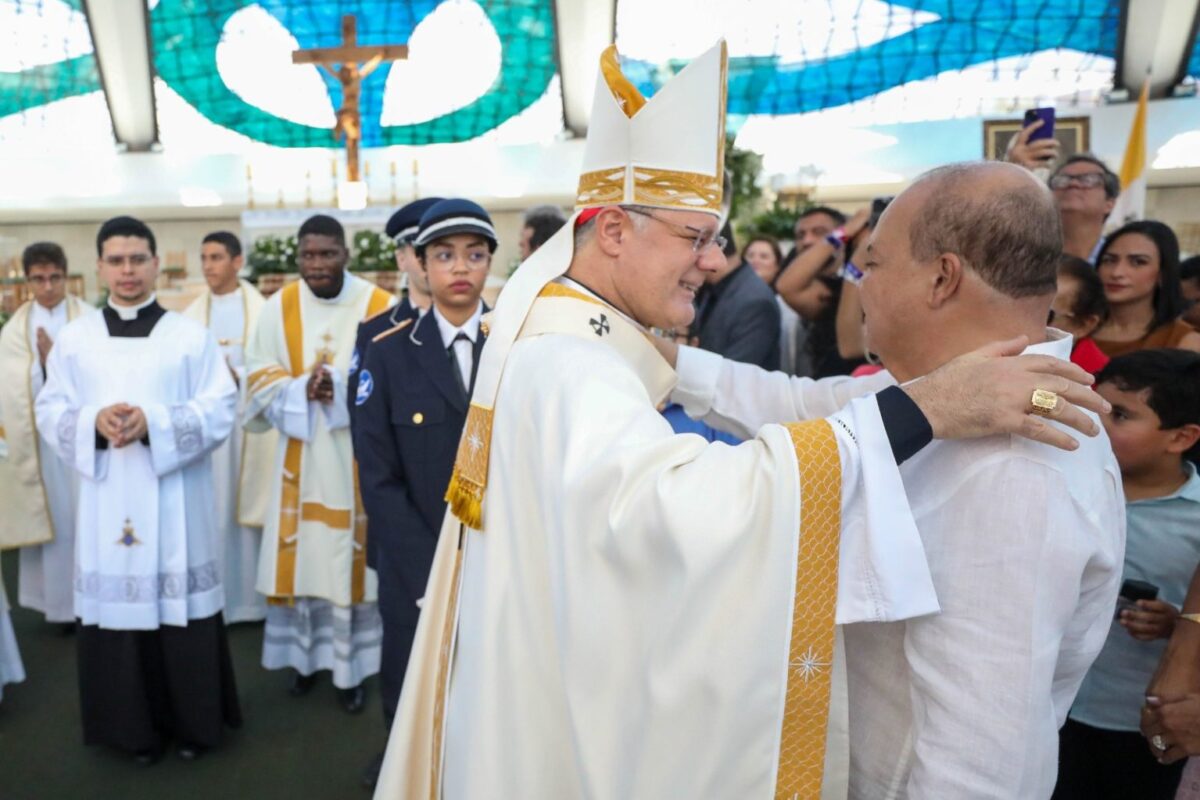 Missa dos 65 anos de Brasília é marcada pela emoção com mensagem de adeus ao papa Francisco
