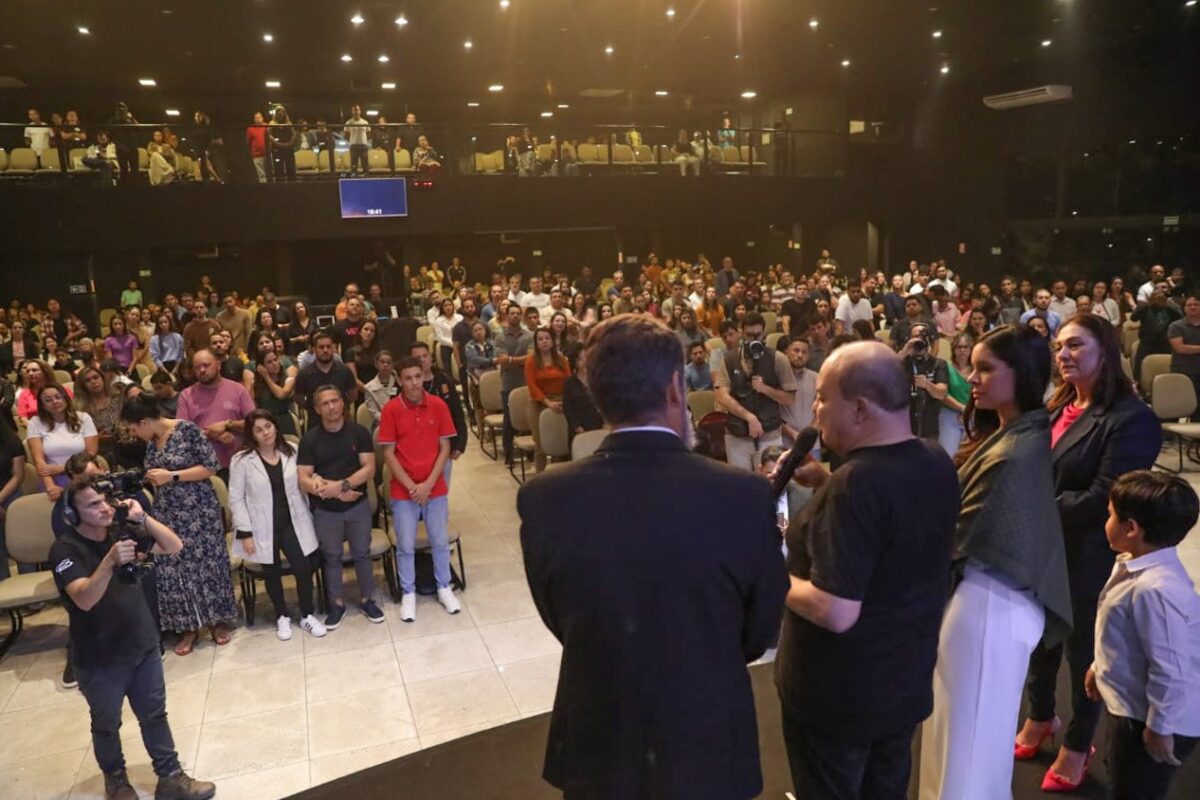 Governador Ibaneis Rocha participa de culto na igreja Núcleo de Fé