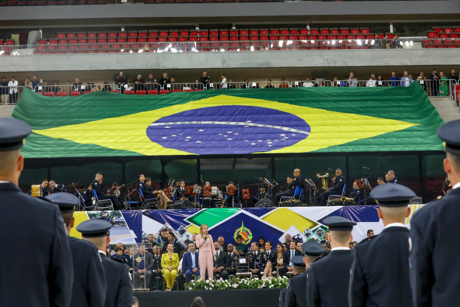 Governadora em exercício exalta reforço à segurança do DF durante formatura de praças da Polícia Militar