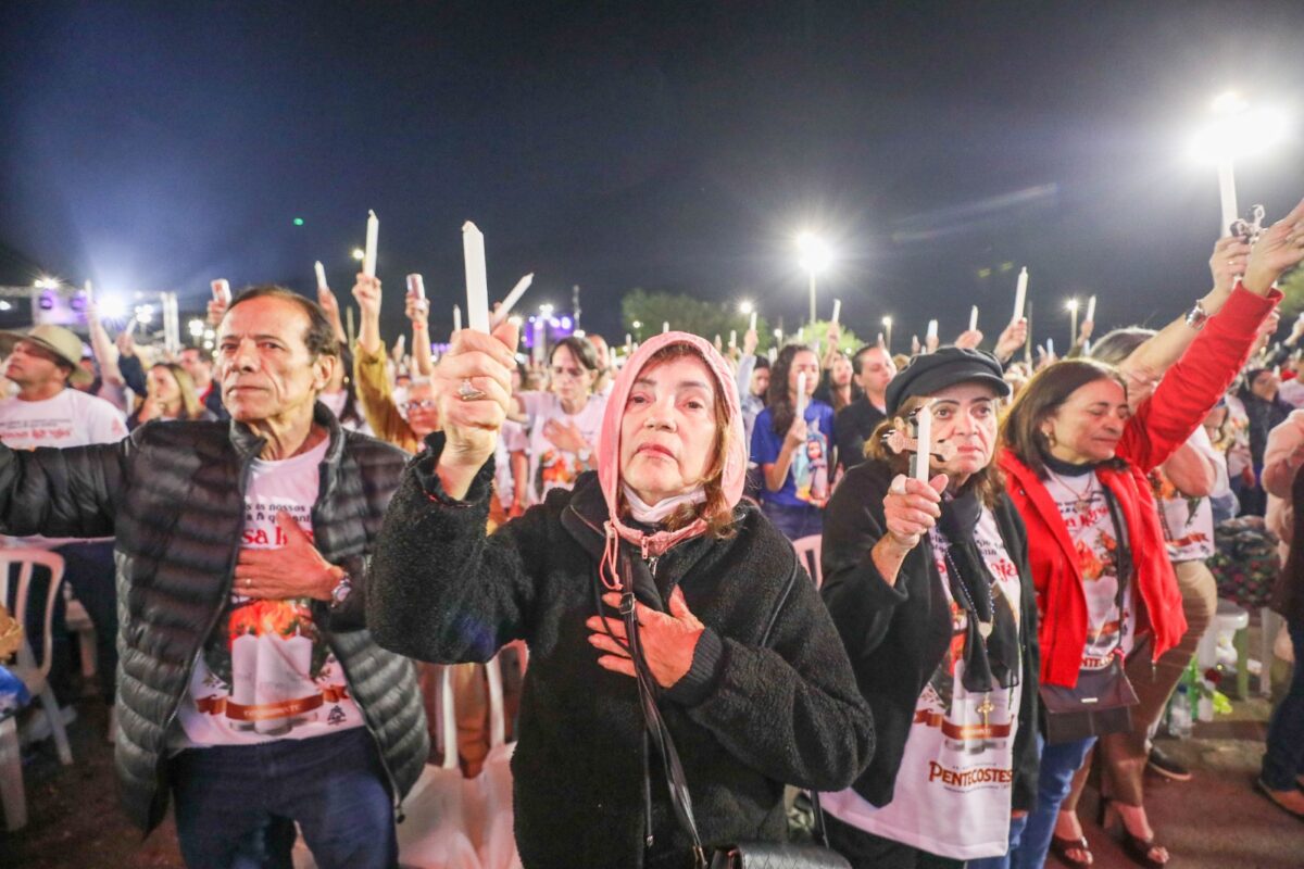 Fiéis lotam o Taguaparque para acompanhar missa que encerra programação de Pentecostes