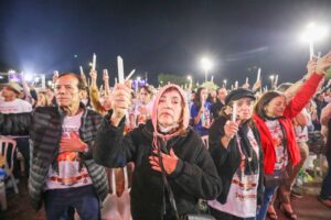 Fiéis lotam o Taguaparque para acompanhar missa que…