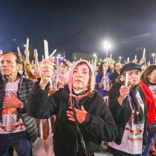 Fiéis lotam o Taguaparque para acompanhar missa que…