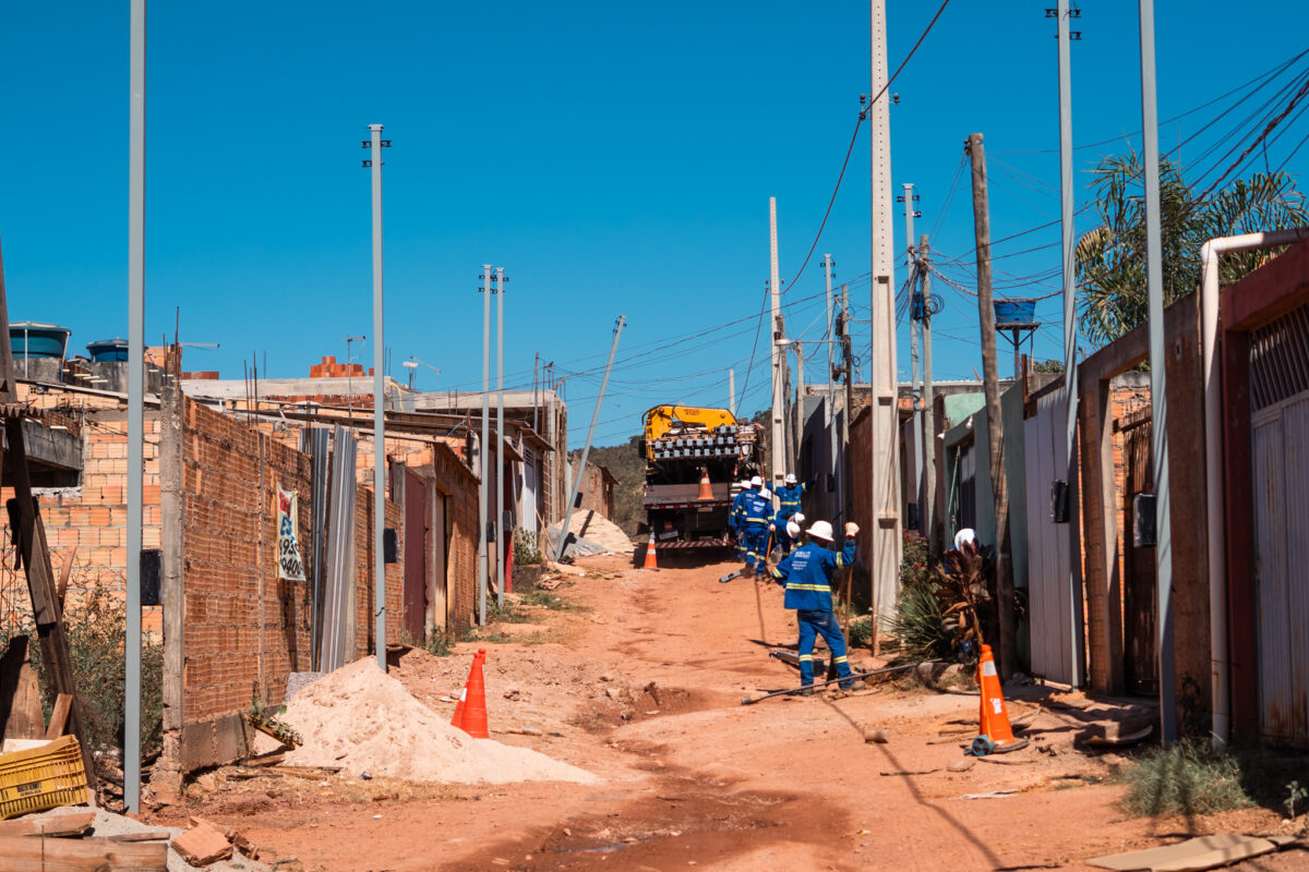 GDF inicia instalação de padrões elétricos em comunidades em regularização