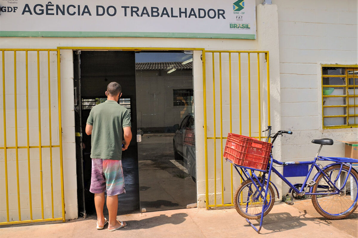 Agências do trabalhador têm mais de mil vagas abertas, com salários de até R$ 4 mil