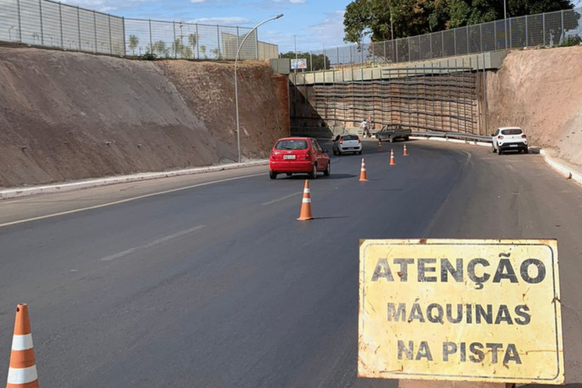 Faixa de rolamento do viaduto do Riacho Fundo tem bloqueio para obras