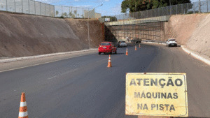 Faixa de rolamento do viaduto do Riacho Fundo…