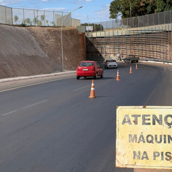 Faixa de rolamento do viaduto do Riacho Fundo…
