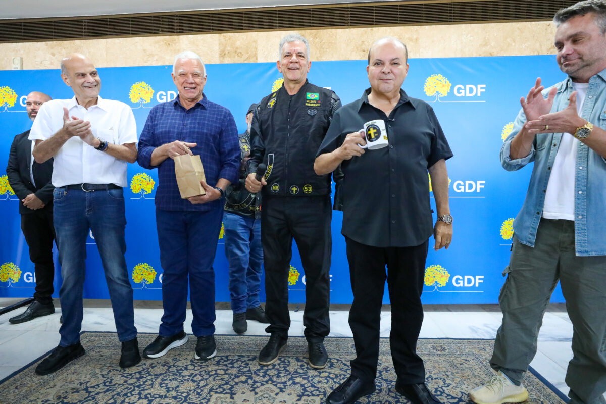 Governador Ibaneis Rocha recebe moto clube participante da 22ª edição do Capital Moto Week no Palácio do Buriti