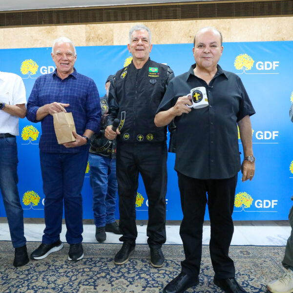 Governador Ibaneis Rocha recebe moto clube participante da…