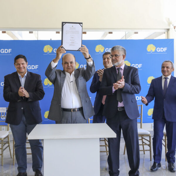 GDF entrega escritura de concessão ao Sindicato dos…