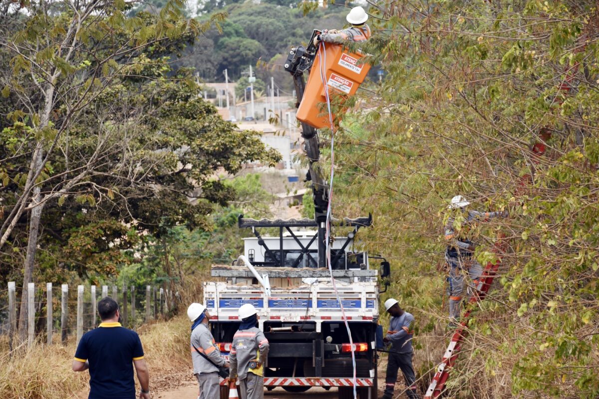 Morro da Cruz, em São Sebastião, recebe mais de mil novos pontos de iluminação pública