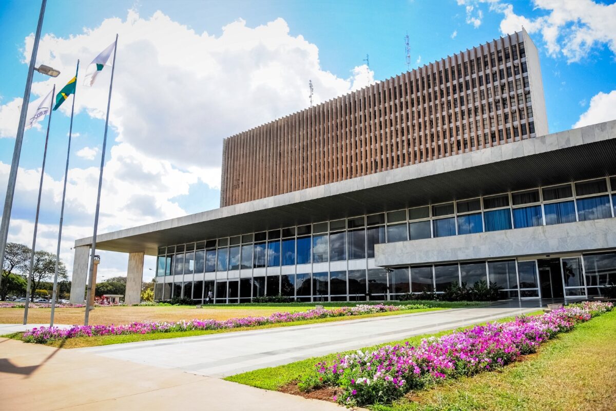 Diferença de contribuição previdenciária de servidores do GDF referente a 2020 será paga em 60 parcelas