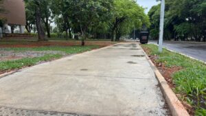 Calçadas das quadras residenciais e comerciais da Asa…