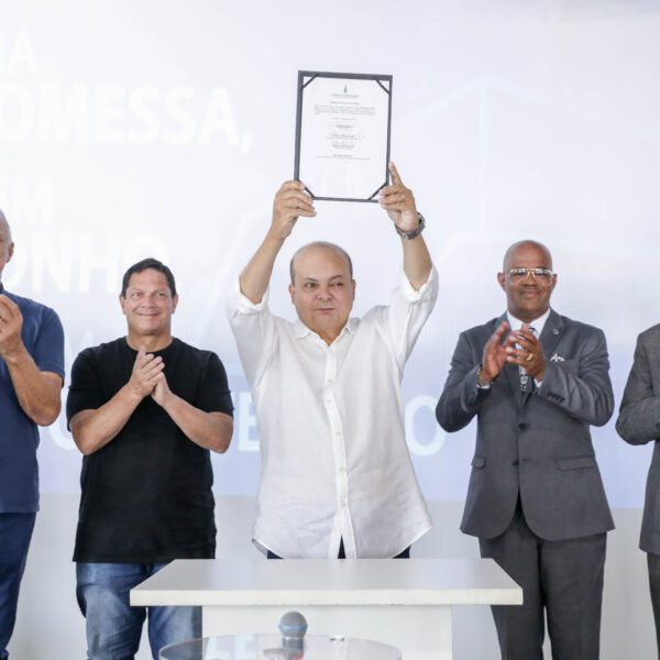 Governador Ibaneis Rocha entrega escritura de templo da&hellip;