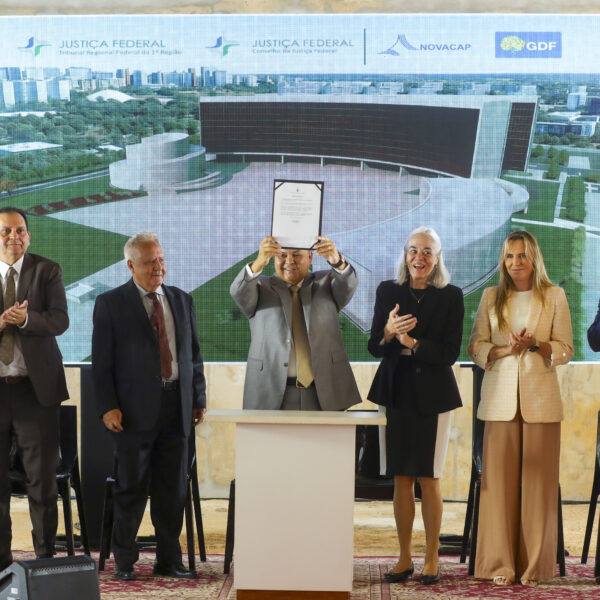 Ibaneis assina ordem de serviço e destrava obra&hellip;