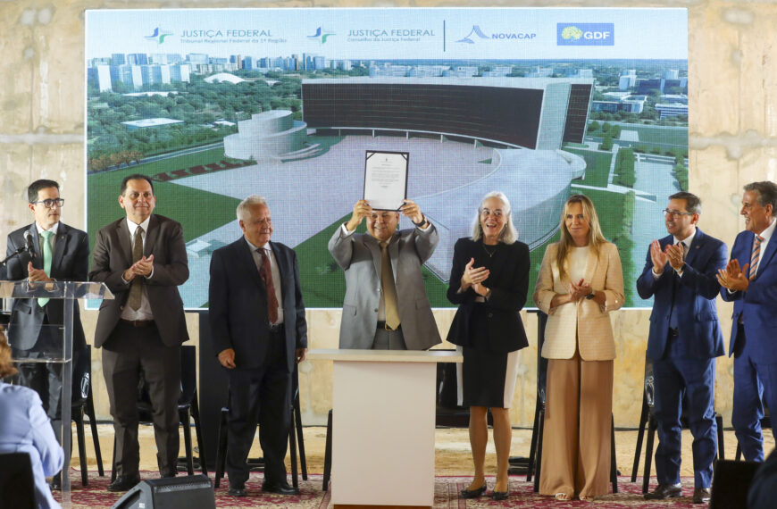 Ibaneis assina ordem de serviço e…