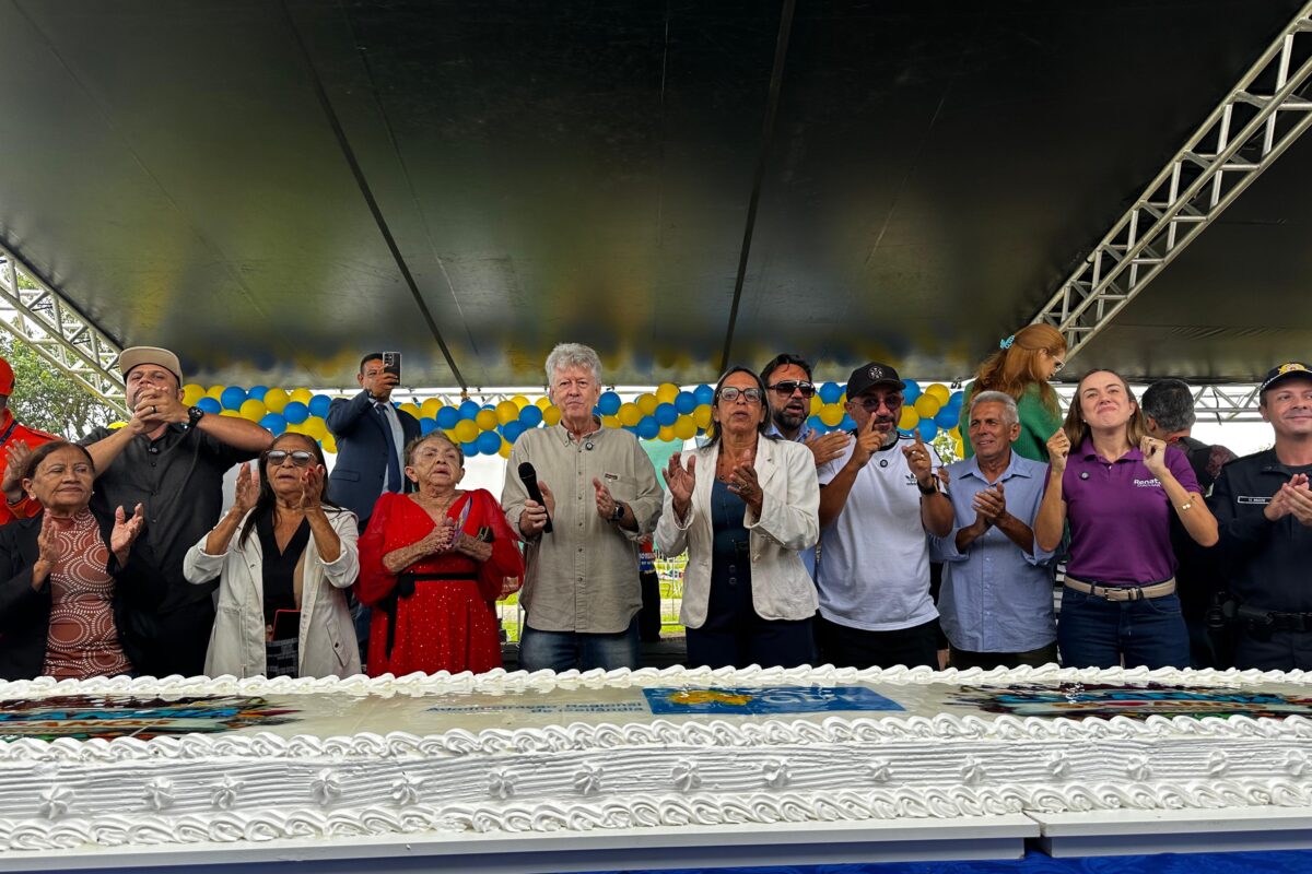Ceilândia celebra 55 anos com corte de bolo na Praça do Trabalhador