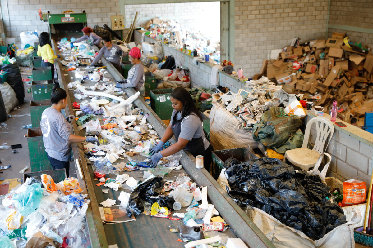 Coleta seletiva feita por cooperativas de catadores completa 10 anos no DF